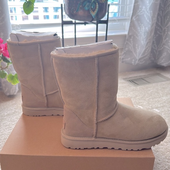 UGG Classic Short ll - Picture 4 of 8